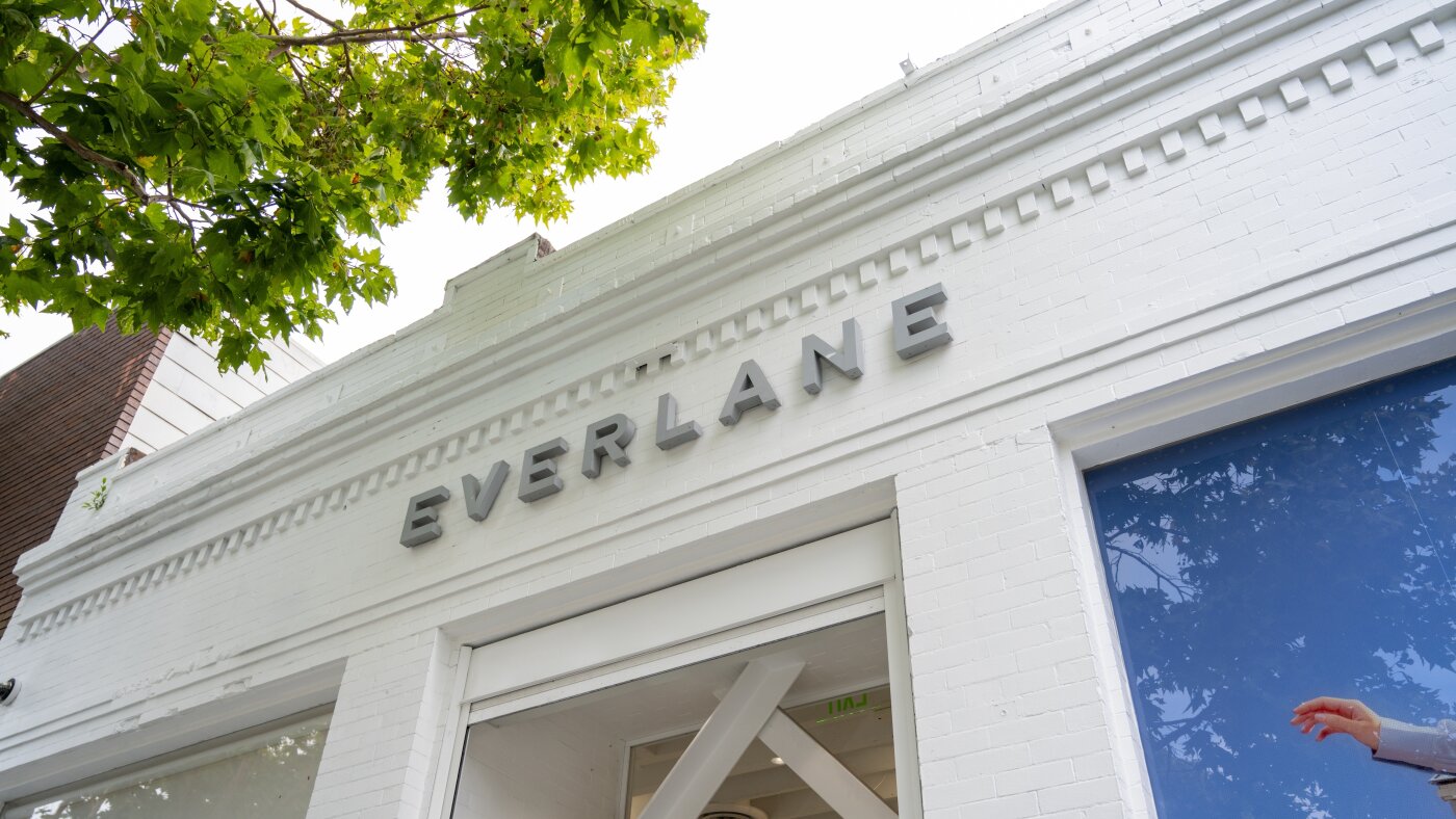 استحوذت شركة Shein على شركة Everlane، وهي مزيج من الموضة فائقة السرعة و”الفخامة بأسعار معقولة”: NPR