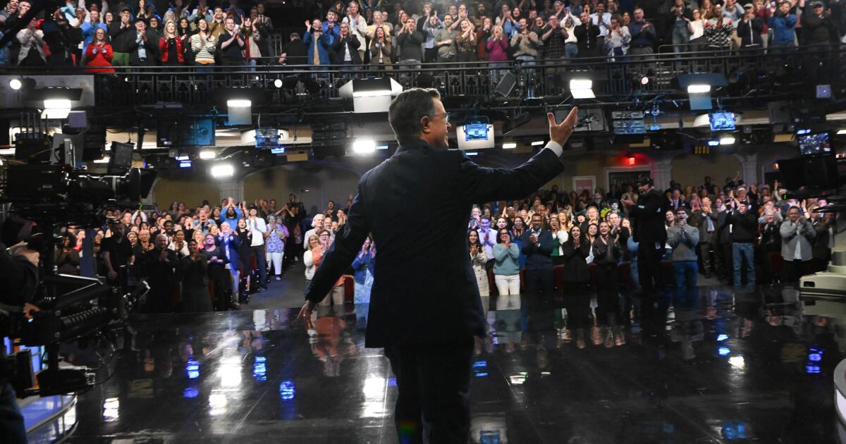 ستيفن كولبير يلقي القوس الأخير في برنامج “Late Show” لبول مكارتني